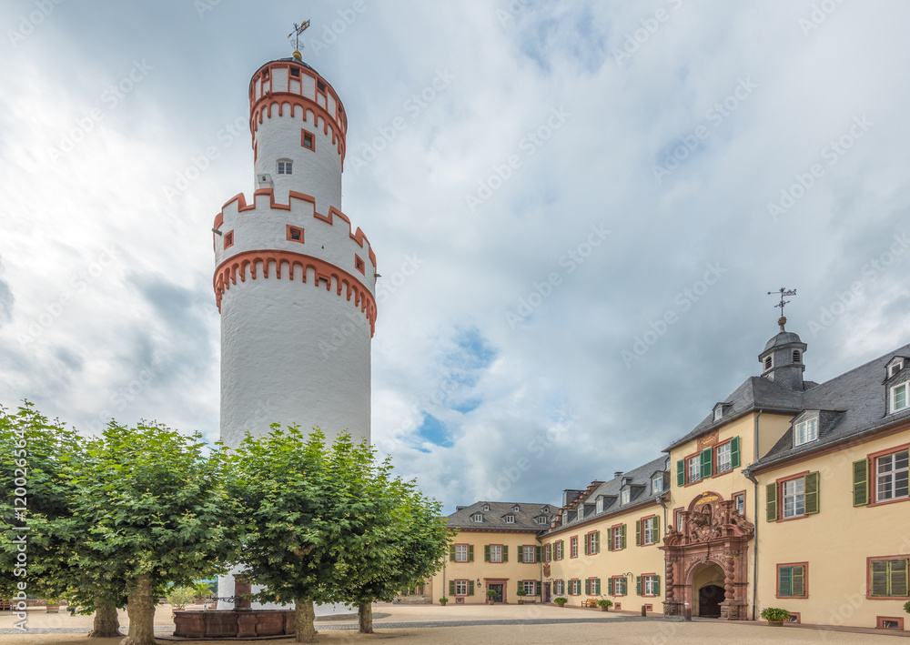 Schloss Bad Homburg, Innenhof mit weißem Turm