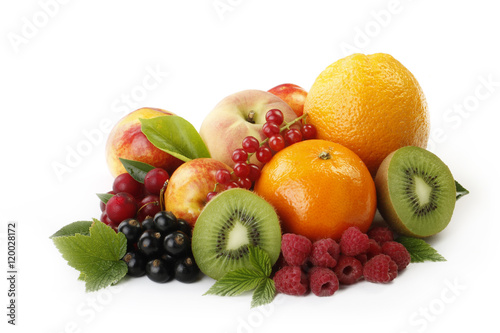 Fototapeta Naklejka Na Ścianę i Meble -  fruits and berries isolated