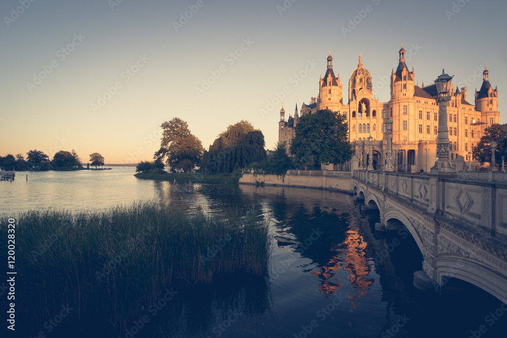 Schloss in Schwerin am Abend, Mecklenburg-Vorpommern in Deutschland