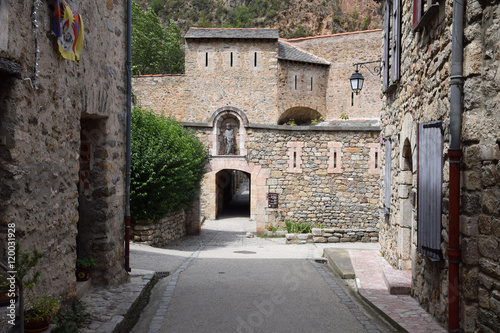 Ruelle donnant sur les remparts de Villefranche-de-Conflent photo