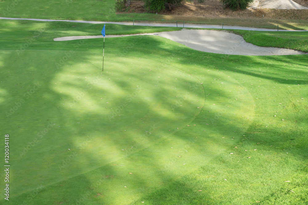Obraz premium Golf course flag