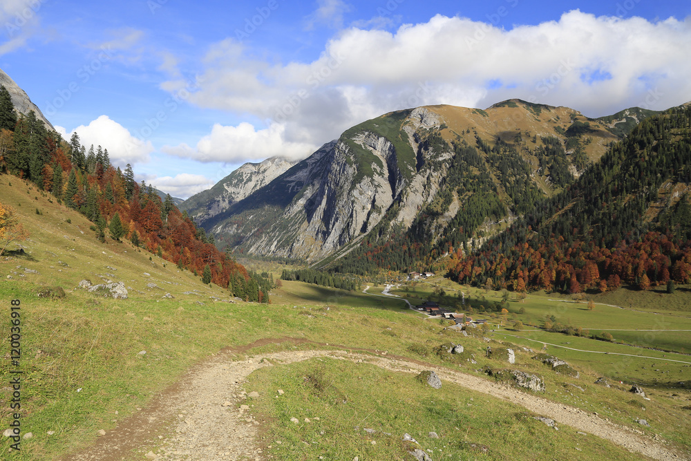 Herbst Wanderung im Karwendelgebirge zum Großen Ahornboden (Naturschutzgebiet in Tirol)