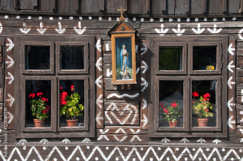 Okna i ornamenty zdobiące dom w Čičmanach.