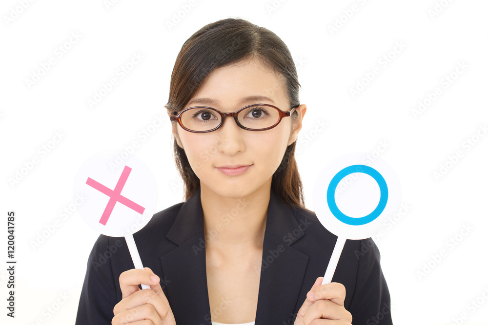判定する女性 判定する女性