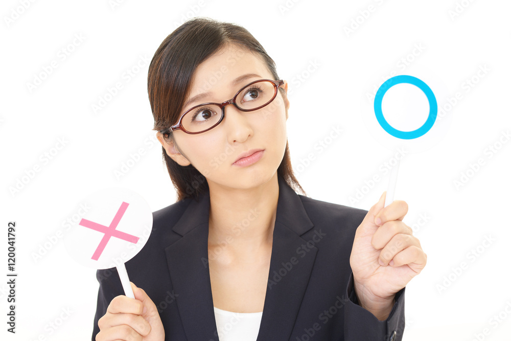 判定する女性 判定する女性