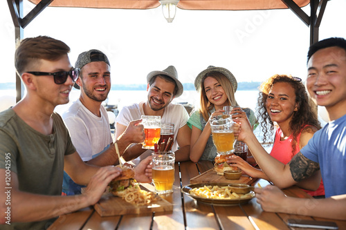 Group of friends drinking b...
