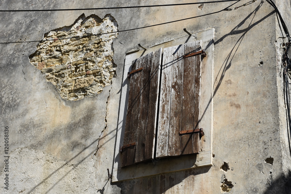 Gronzjan, Istrien, Kroatien, Fenster, Fensterladen, Mauer, Fensterläden,  Verputz Stock Photo | Adobe Stock