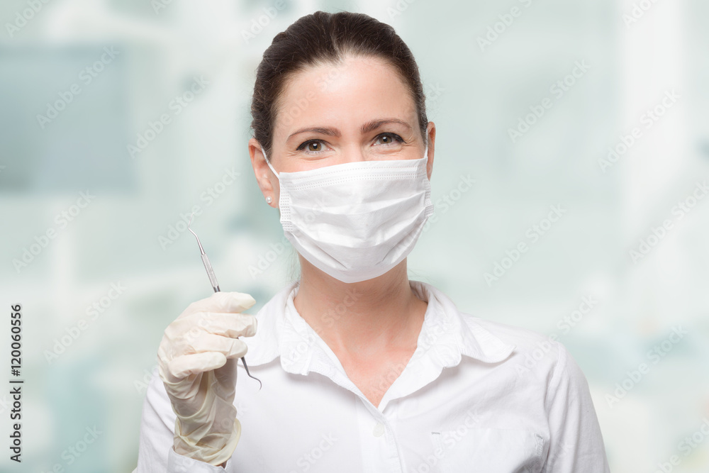freundliche Zahnärztin mit Dentalinstrument freundliche Zahnärztin mit Dentalinstrument