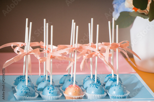 Wedding decorations with different sweets: macarons, cupcakes an