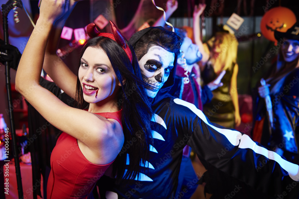 Obraz premium Couple dancing at the party