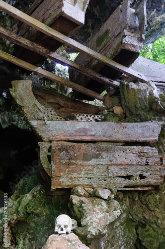 Indonesia, Sulawesi, Tana Toraja, Ancient tomb photo