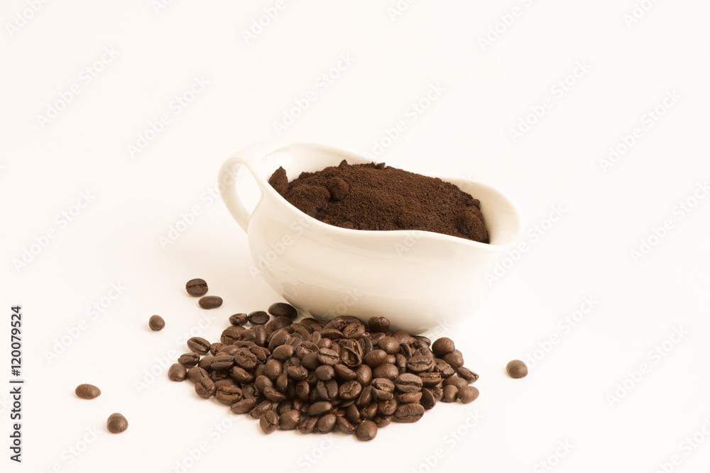 Obraz premium coffee grounds and coffee seeds.
