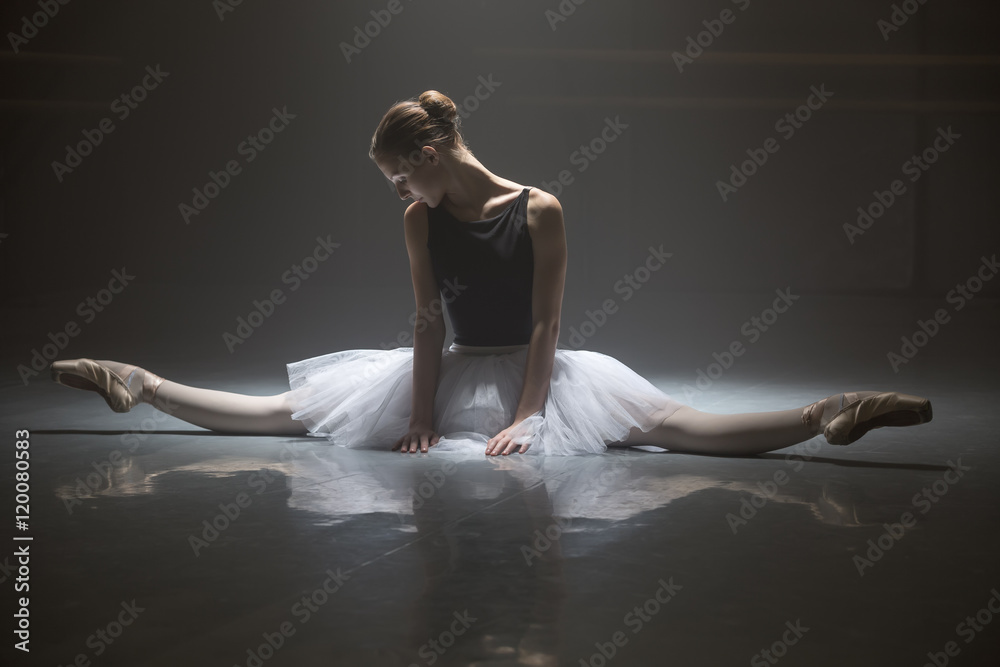 Seated ballerina in class room - obrazy, fototapety, plakaty 