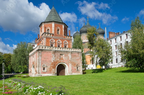 Canvas Print Moscow, Russia - September 1, 2016: Estate Izmaylovo, Bridge tower and Pokrovsky