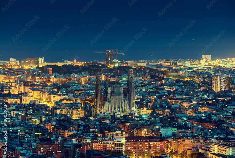Fototapeta premium Panoramę Barcelony w nocy, Hiszpania