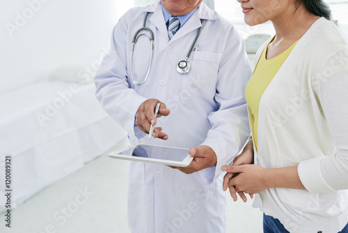 Картината върху платно Cropped image of doctor explaining prescription to patient