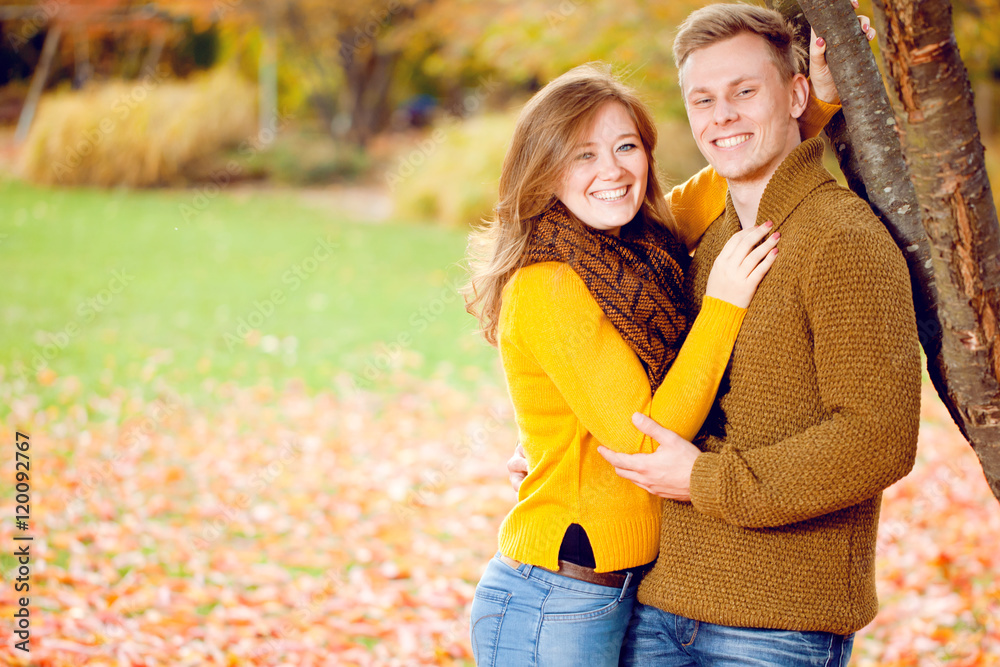 Fototapeta premium Paar im Herbst Park 