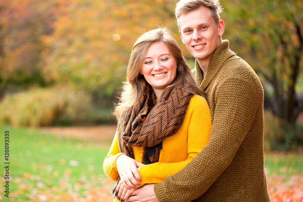 Fototapeta premium Paar im Herbst Park