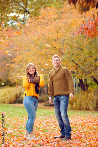 Paar im Herbst Park 