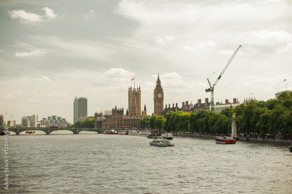 Naklejka premium Houses of Parliament and Westminster bridge