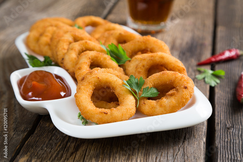 Fried onion rings and gravy