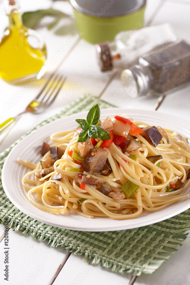 pasta linguine con melanzane e peperoni