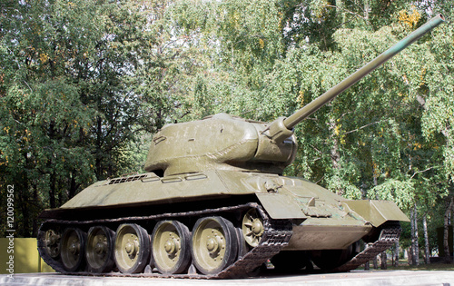 Большой старый Советский танк гордость СССР для борьбы против терроризма и третьего рейха