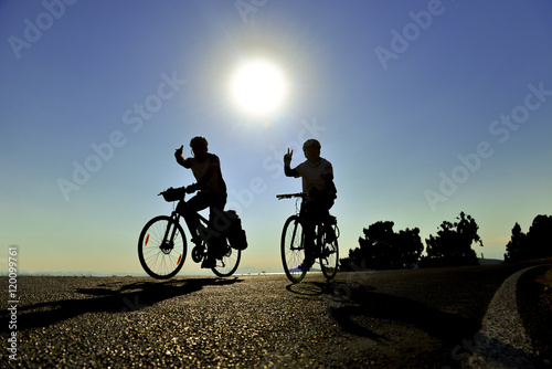 gündoğumu doğada bisiklet sürmek