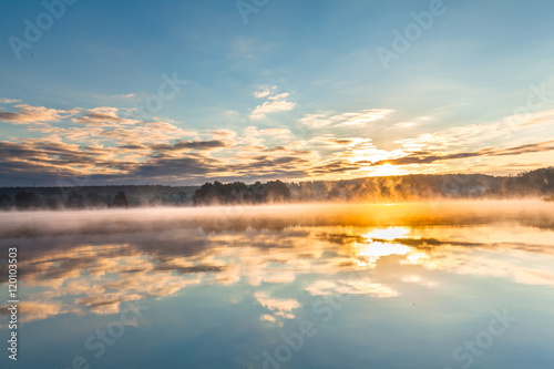 Fototapeta Naklejka Na Ścianę i Meble -  misty morning on Mazury lake

