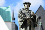 Denkmal Martin Luthers auf dem Marktplatz von Eisleben, seiner Geburts- und Sterbestadt, Deutschland