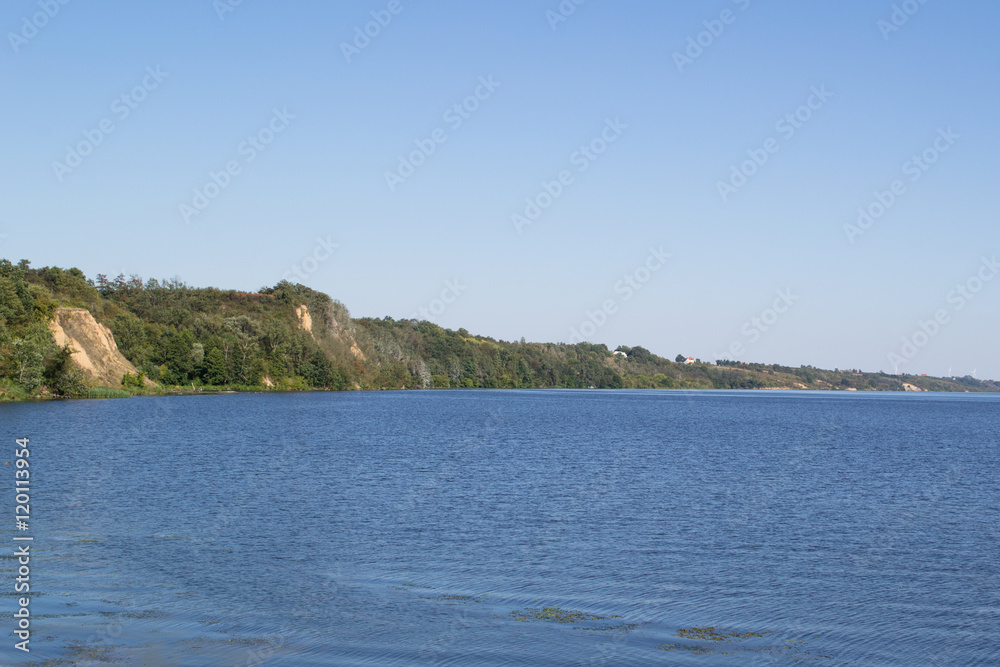 Fototapeta premium Spokojny dzień nad jeziorem