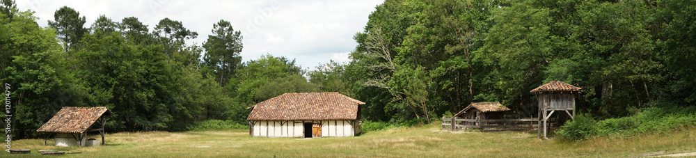 four, grange de la rivière, loge du cochon et poulailler perché