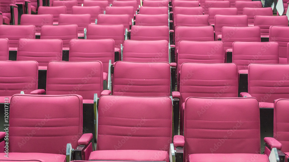 Naklejka premium Red seat rows in a bright lecture room.