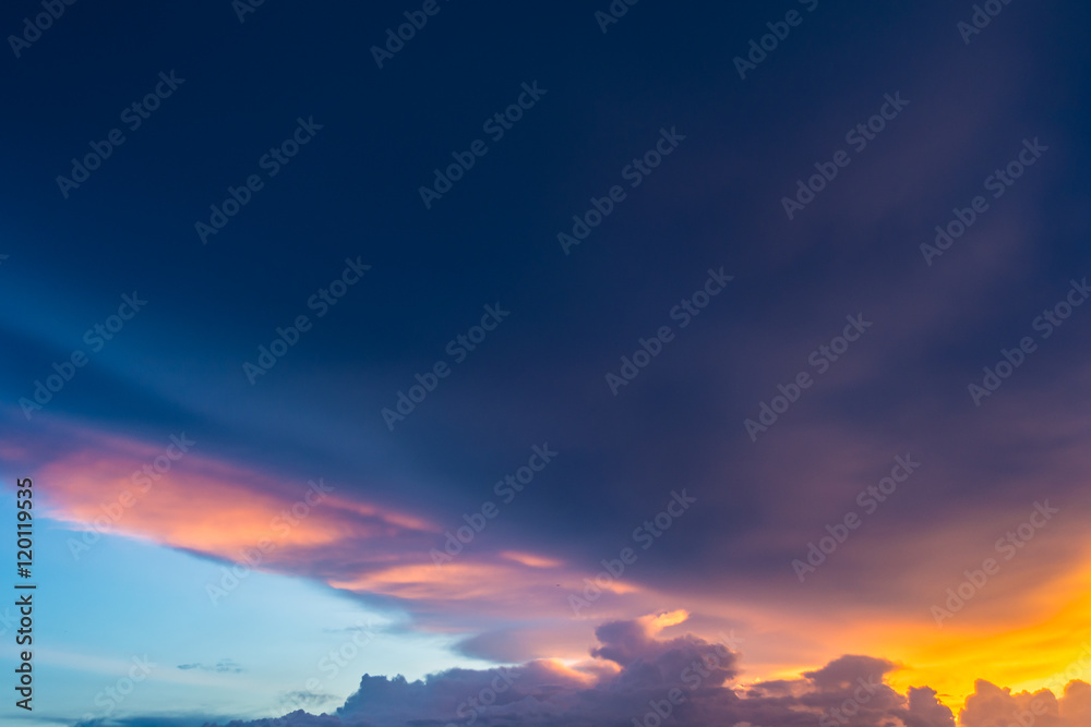 Obraz premium Beautiful orange and blue sunset sky in cloudy day.