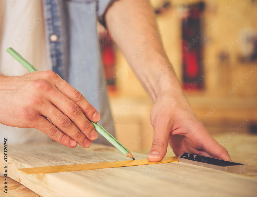 Obraz premium Handsome carpenter working