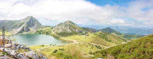 Fototapeta Naklejka Na Ścianę i Meble -  Lago de la Ercina Bergsee im Parque Nacional de los Picos de Europa (Picos d’Europa) Asturies (Asturien, Asturias) Spanien (España)