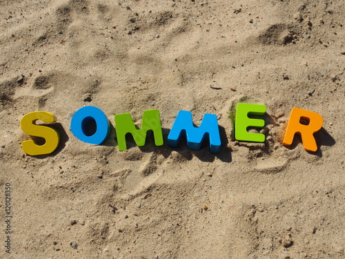 Sommer in Buchstaben: Sand und Strand