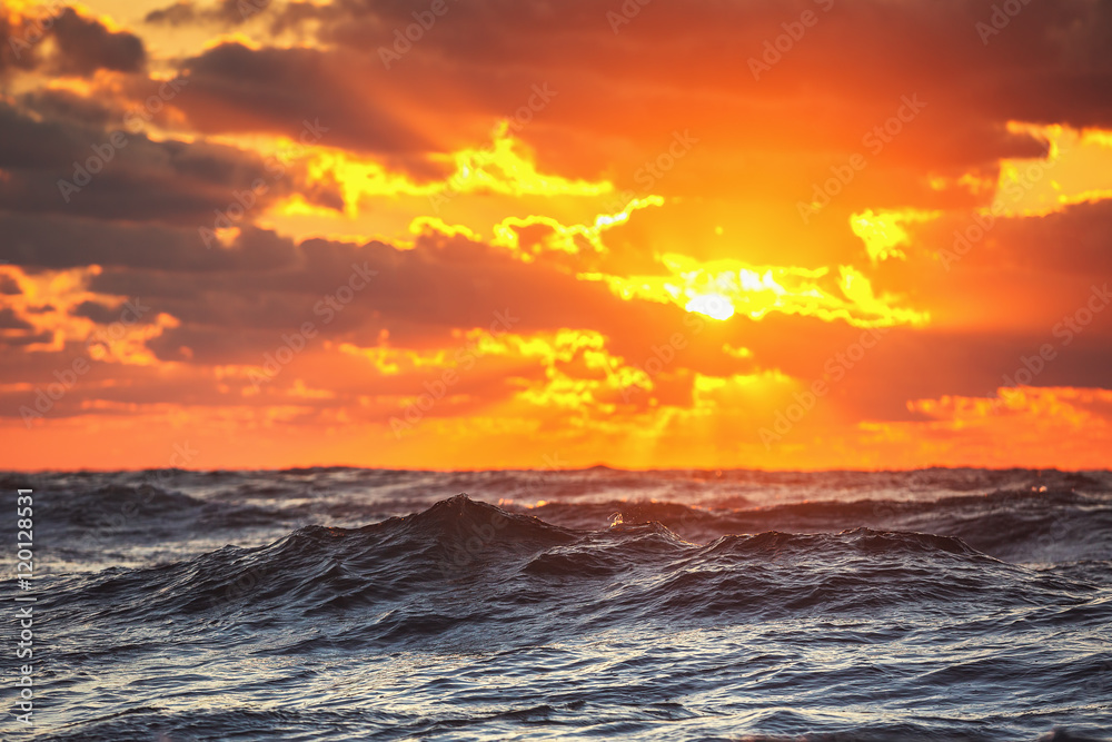 Obraz premium Beautiful sunrise over the sea