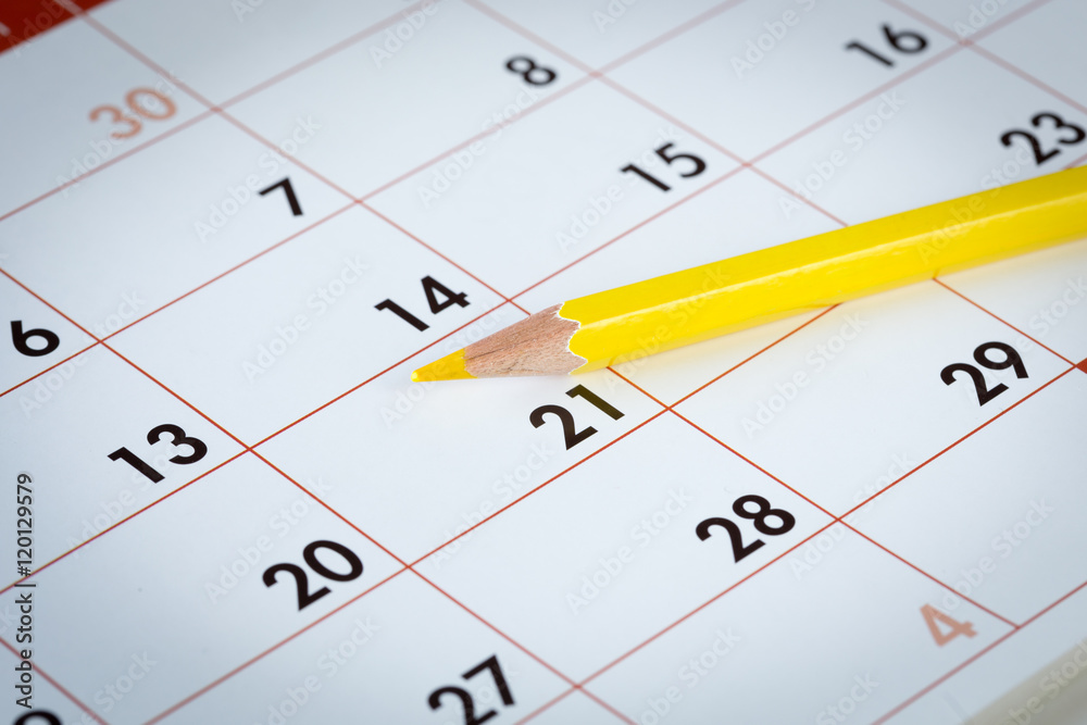 Pastello giallo su calendario