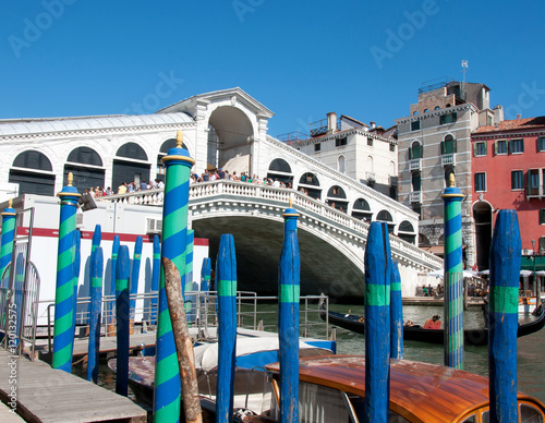 Venezia-Ponte di Rialto con ormeggi di gondole photo