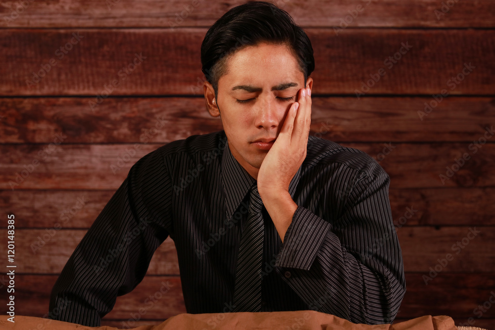 憂うつな表情の男性 憂うつな表情の男性