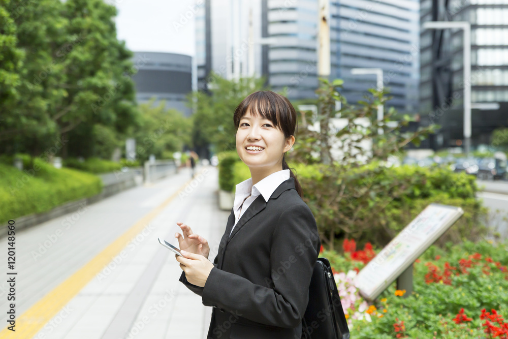 ビジネス ビジネスウーマン 就活 汎用 外 20代 スマホを持ちながら 振り返る ビジネス ビジネスウーマン 就活 汎用 外 20代 スマホを持ちながら 振り返る