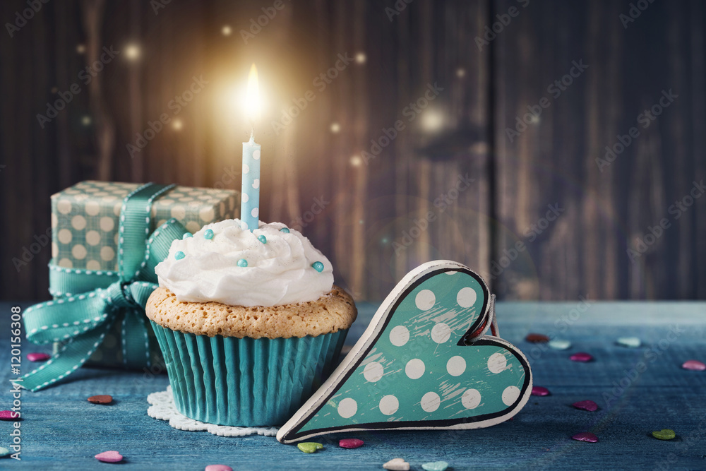 Cupcake with birthday candle and gift box - obrazy, fototapety, plakaty 