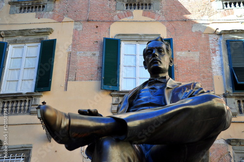 Lucca - Denkmal für den berühmtesten Bürger der Stadt: den Komponisten Giacomo Puccini photo