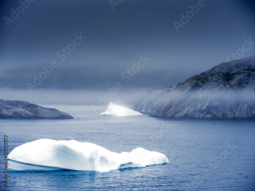 Eisschollen in der Nacht an der arktischen K  ste Gr  nlands