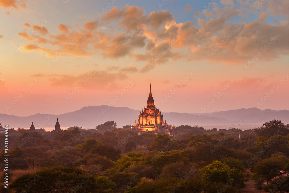 Fototapeta premium The Ancient temple in Bagan after sunset ,Bagan Myanmar