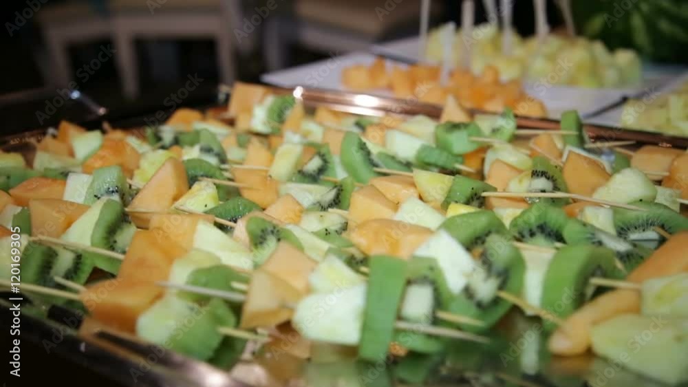 Spiedini di frutta serviti su un piatto a un antipasto di una Cena Serale di Matrimonio Spiedini di frutta serviti su un piatto a un antipasto di una Cena Serale di Matrimonio