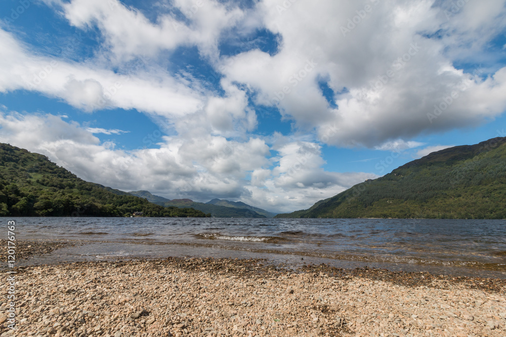 Kiesstrand am Loch Lomond, Highlands, Schottland Kiesstrand am Loch Lomond, Highlands, Schottland