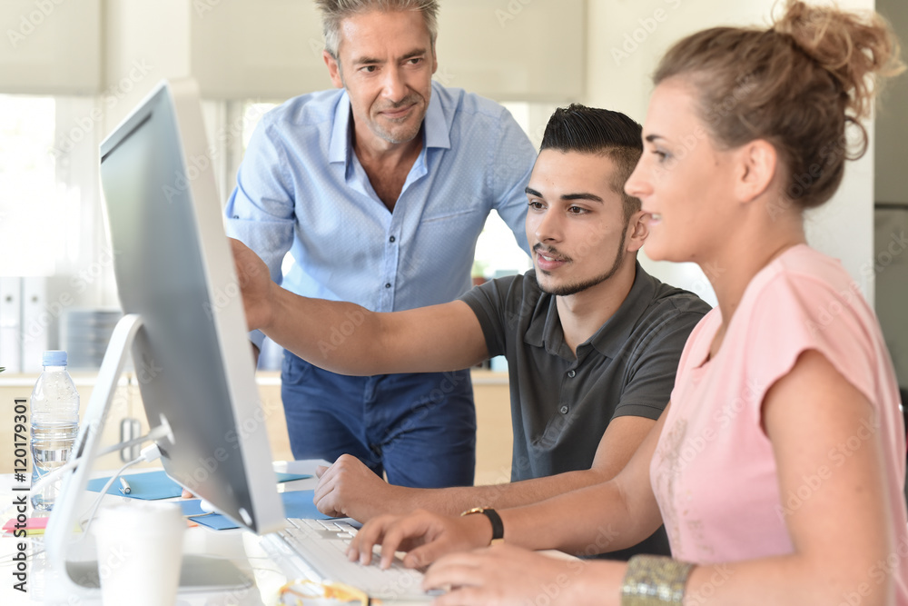 Obraz premium Students in business class with trainer