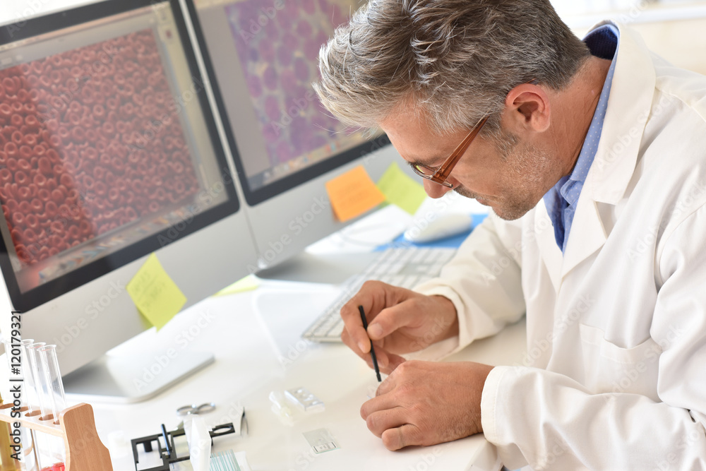 © goodluz - Microbiologist in office working on sample © goodluz - Microbiologist in office working on sample